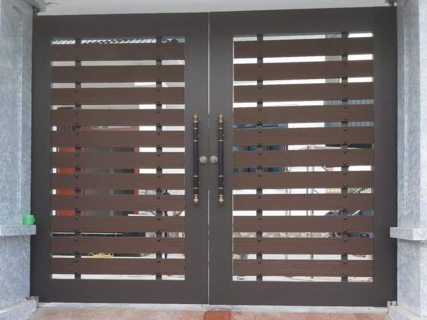Cổng sắt 2 cánh giả gỗ tự nhiên đơn giản thẩm mỹ